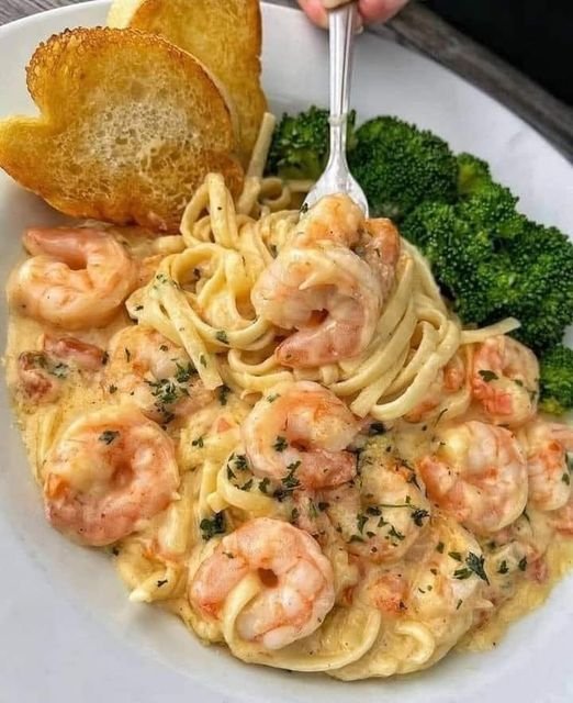 PASTA ALFREDO CON CAMARONES 428643178_1455813615282907_7639355450814781932_n
